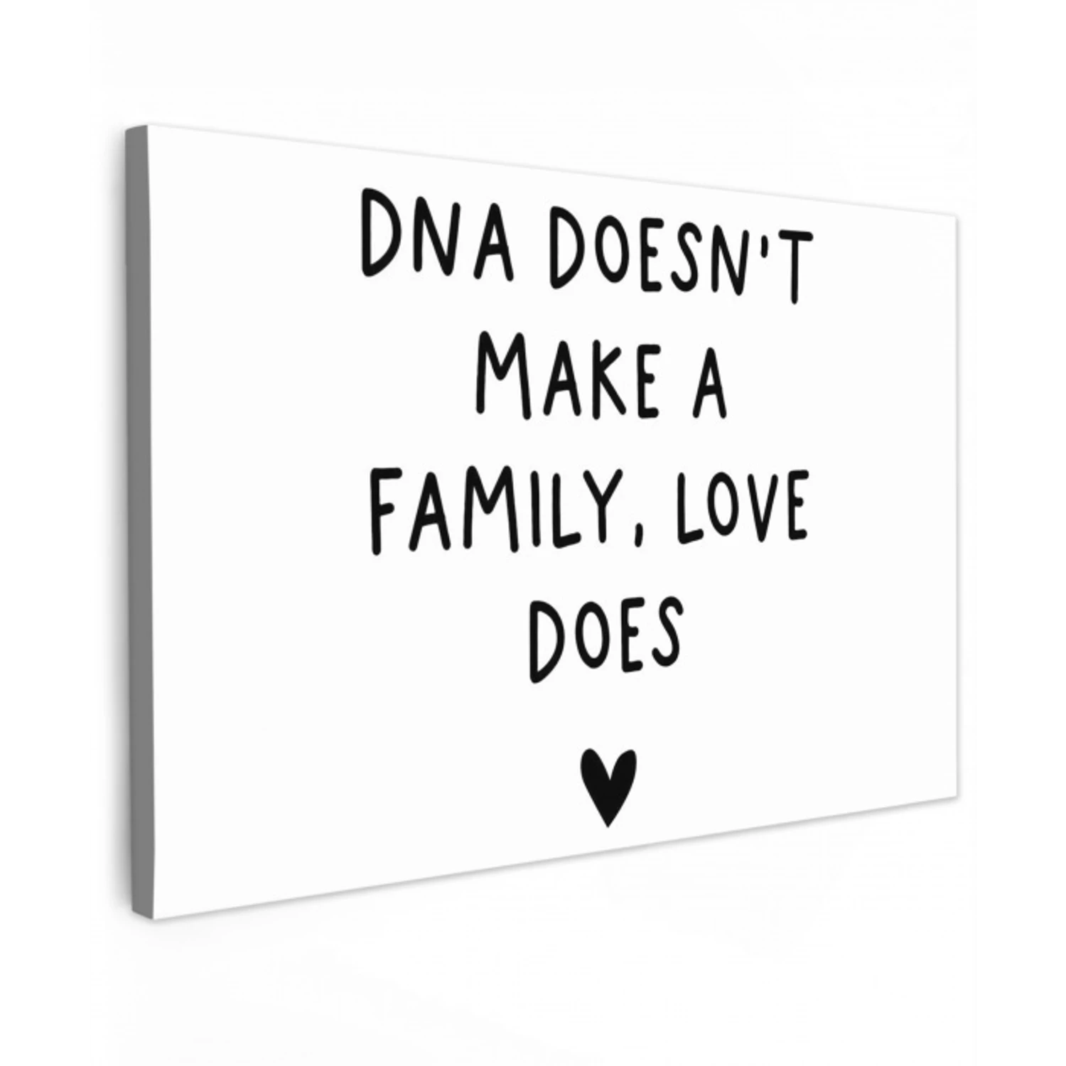 Engelse quote "DNA doesn't make a family, love does" met een hartje op een witte achtergrond canvas 2cm klein -z3d