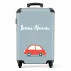 Rode auto blauwe achtergrond NBS - Handbagage koffer - Kinderen Unisex middel -productfoto_recht