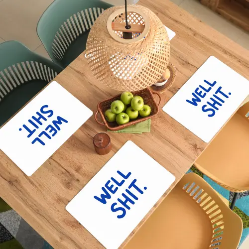 Blauw - Quote - Wit Placemat vinyl groot -zzsfeer5_Kitchenyeah-website