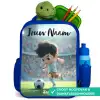 Jongen - Voetbal - Stadion - Zonlicht Kinderrugzak - Blauw middel -inhoud_NL