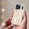 Zebraprint - Beige - Wit - Dierenprint Telefoonhoesje iPhone 17 Pro Max klein -sfeer3_DE