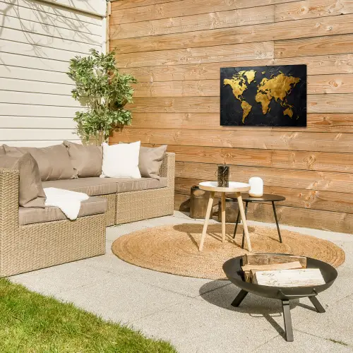 Wereldkaart - Goud - Steen Tuinposter op houten frame 2 cm dik klein -sfeer2