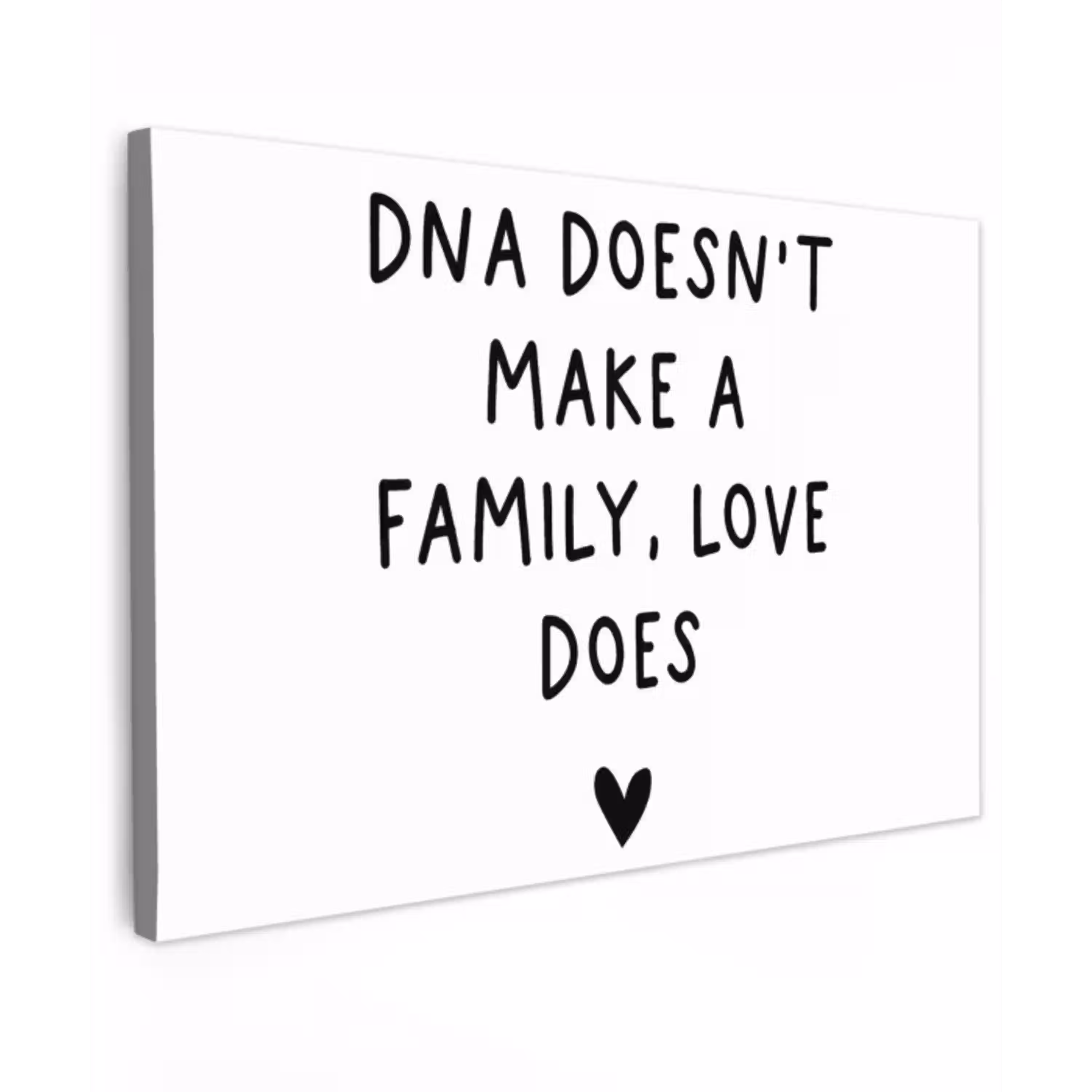 Engelse quote "DNA doesn't make a family, love does" met een hartje op een witte achtergrond canvas 2cm klein -z3d