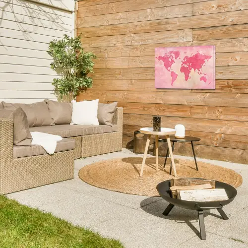 Wereldkaart - Roze - Vaag Tuinposter op houten frame 2 cm dik klein -sfeer2