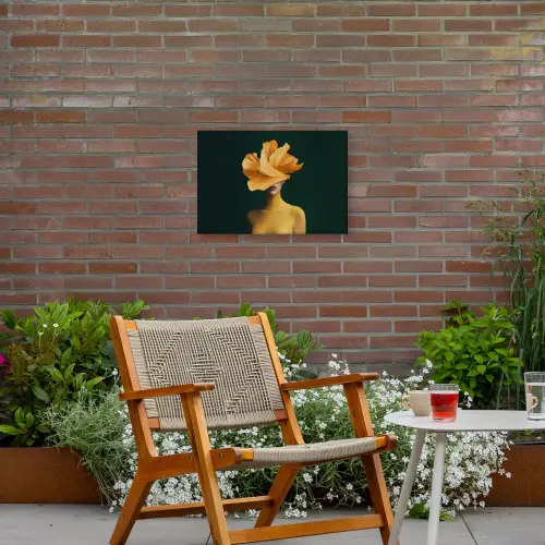 Vrouw - Hoed - Geel Tuinposter op houten frame 2 cm dik klein -sfeer3
