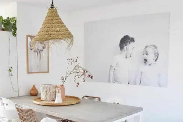 Zwart-witte foto op aluminium in licht interieur