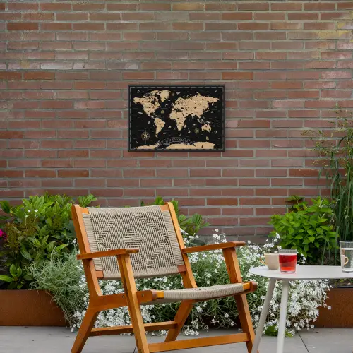Wereldkaart - Beige - Zwart Tuinposter op houten frame 2 cm dik klein -sfeer3