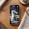 Paard - Hout - Schaalbord - Zwart Telefoonhoesje iPhone 17 Pro klein -sfeer1