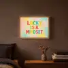 Quote - Lucky - Regenboogkleuren Light Box met batterij (Wandlamp) middel -sfeer4