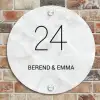 Lichtgrijs marmer - Klassiek Naambord Rond klein -sfeer2