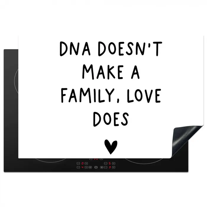 Engelse quote "DNA doesn't make a family, love does" met een hartje op een witte achtergrond Inductie beschermer vinyl 3mm klein -3d
