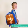 Oranje lichtvoetballer in zweefmoment Kinderrugzak - Blauw middel -sfeer3_NL