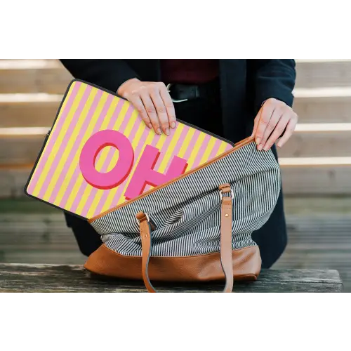 Tekst - Strepen - Roze laptophoes neopreen klein -tas