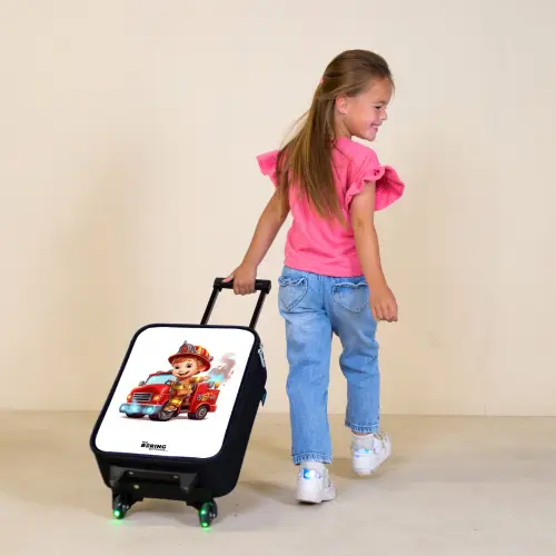 Brandweer in een rood brandweerautootje Kinderkoffer - Zwart klein -sfeer1