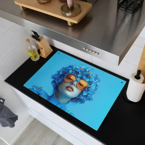 Vrouw - Bloem - Blauw - Modern - Bril - Portret Inductie beschemer met haakjes klein -sfeer1