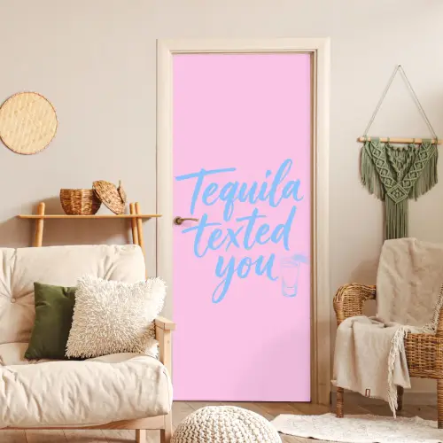 Tequila texted you - Roze - Blauw deurposter klein -sfeer2