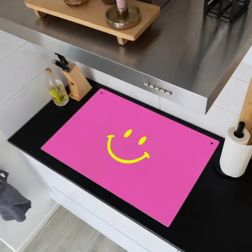 Smiley - Vrolijk - Roze Inductie beschemer met haakjes klein -sfeer1