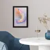 Garnaal - Subtiele structuur - Blauw - Roze fotolijst zwart zonder passe partout klein -sfeer4