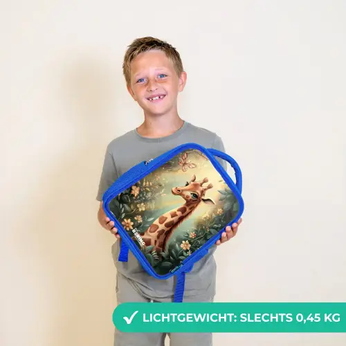Jonge giraf tussen bloemen in zonnig woud Kinderrugzak - Blauw middel -sfeer1_NL