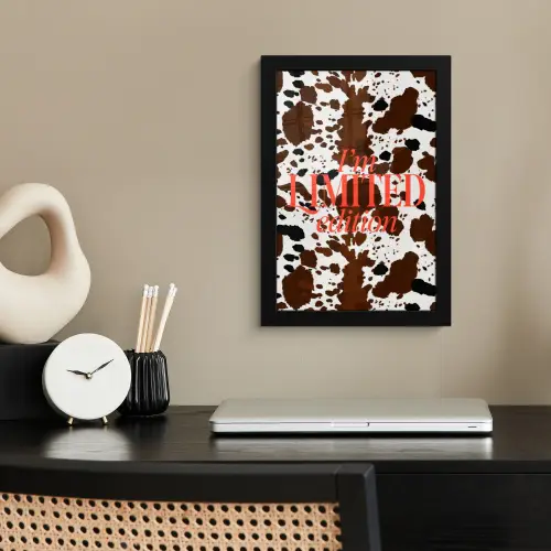 Koeienprint - Limited edition - Rood fotolijst zwart zonder passe partout klein -sfeer1