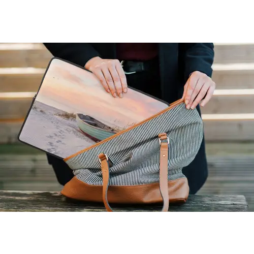 Rustiek - Roeiboot - Zandstrand laptophoes neopreen klein -tas