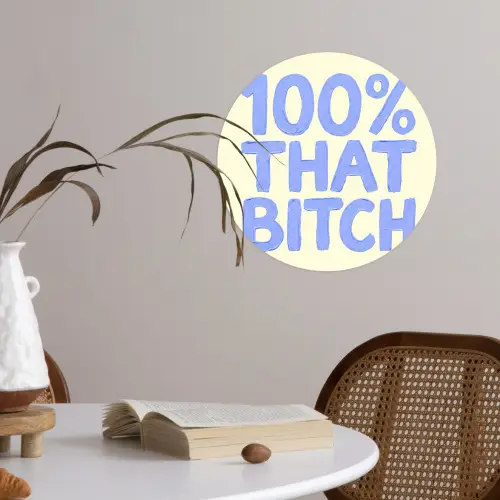 100% that bitch - Blauw - Wit Wandcirkel behangsticker klein -sfeer3