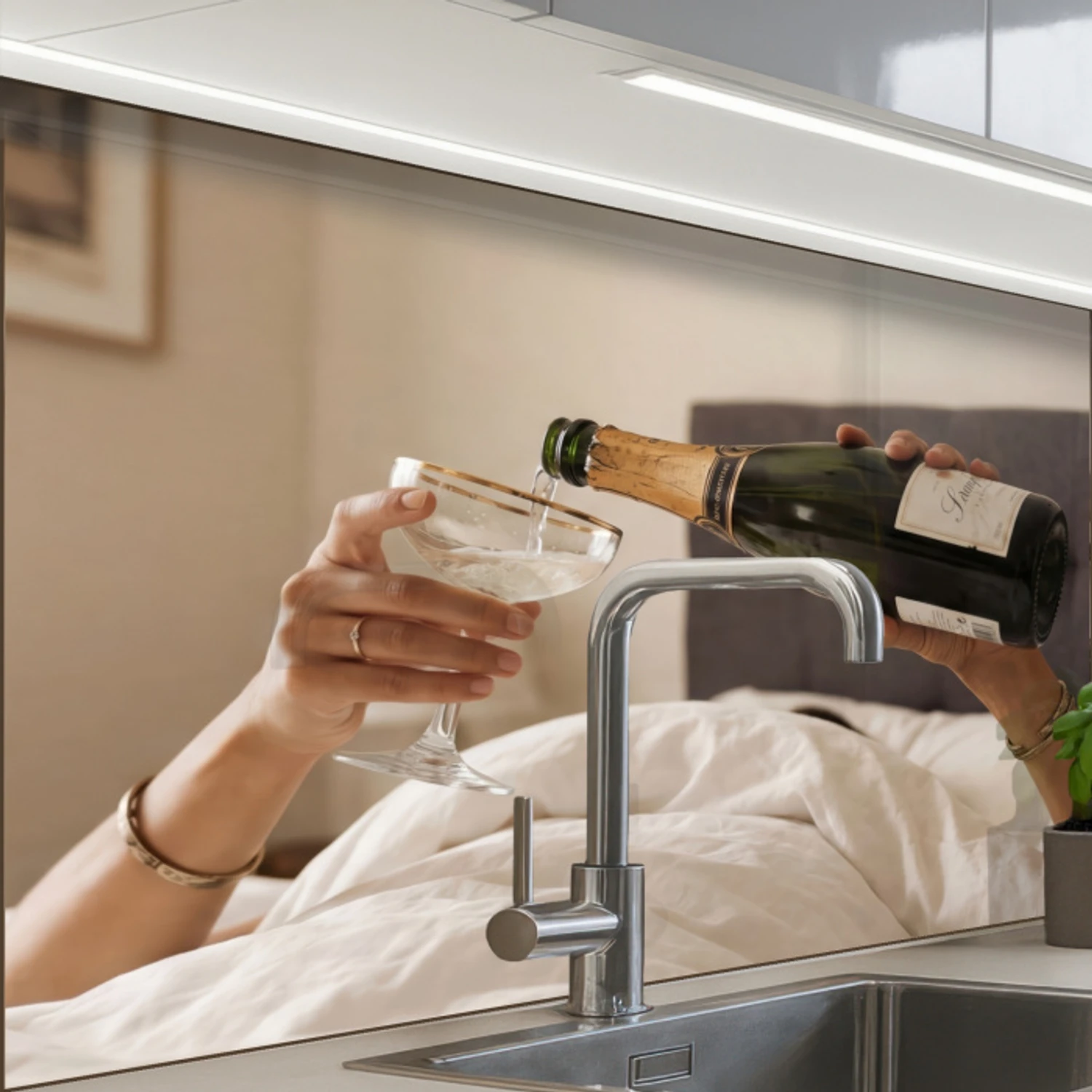 Champagne - Bed - Bubbels keuken achterwand 2 middel -zzzz3d_schuin