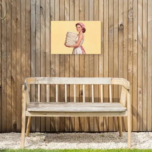 Handdoeken - Vrouw - Jurk - Roze Tuinposter op houten frame 2 cm dik klein -sfeer4