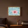 Hibiscus - Water - Roze Light Box met batterij (Wandlamp) middel -sfeer4