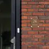 Witte hartjes in hoeken - Klassiek Naambord Huisje klein -sfeer2
