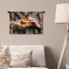 Vrouw - Hamburger - Bontjas Wandkleed katoen klein -sfeer4