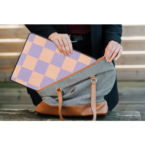 Schaakbord patroon - Paars - Roze - Blokjes laptophoes neopreen klein -tas