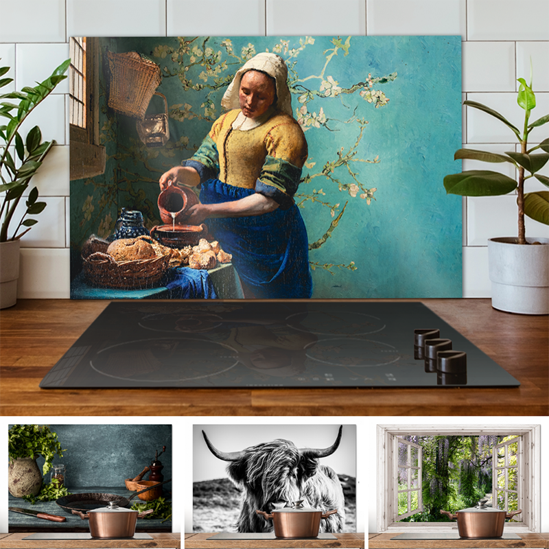 Een inductiebeschermer met een print van het melkmeisje, onder de afbeelding staan meer prints