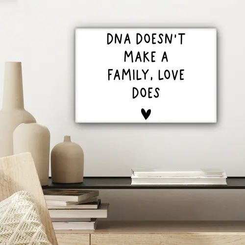 Engelse quote "DNA doesn't make a family, love does" met een hartje op een witte achtergrond canvas 2cm klein -sfeer6