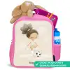 Meisje met een voetbal in beige kleuren Kinderrugzak - Roze middel -inhoud_NL