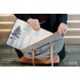 Bos - Bomen - Mist - Natuur - Illustratie - Grijs laptophoes neopreen klein -tas