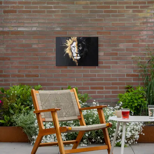 Leeuw - Gesplitst - Zwart - Lijn Tuinposter op houten frame 2 cm dik klein -sfeer3