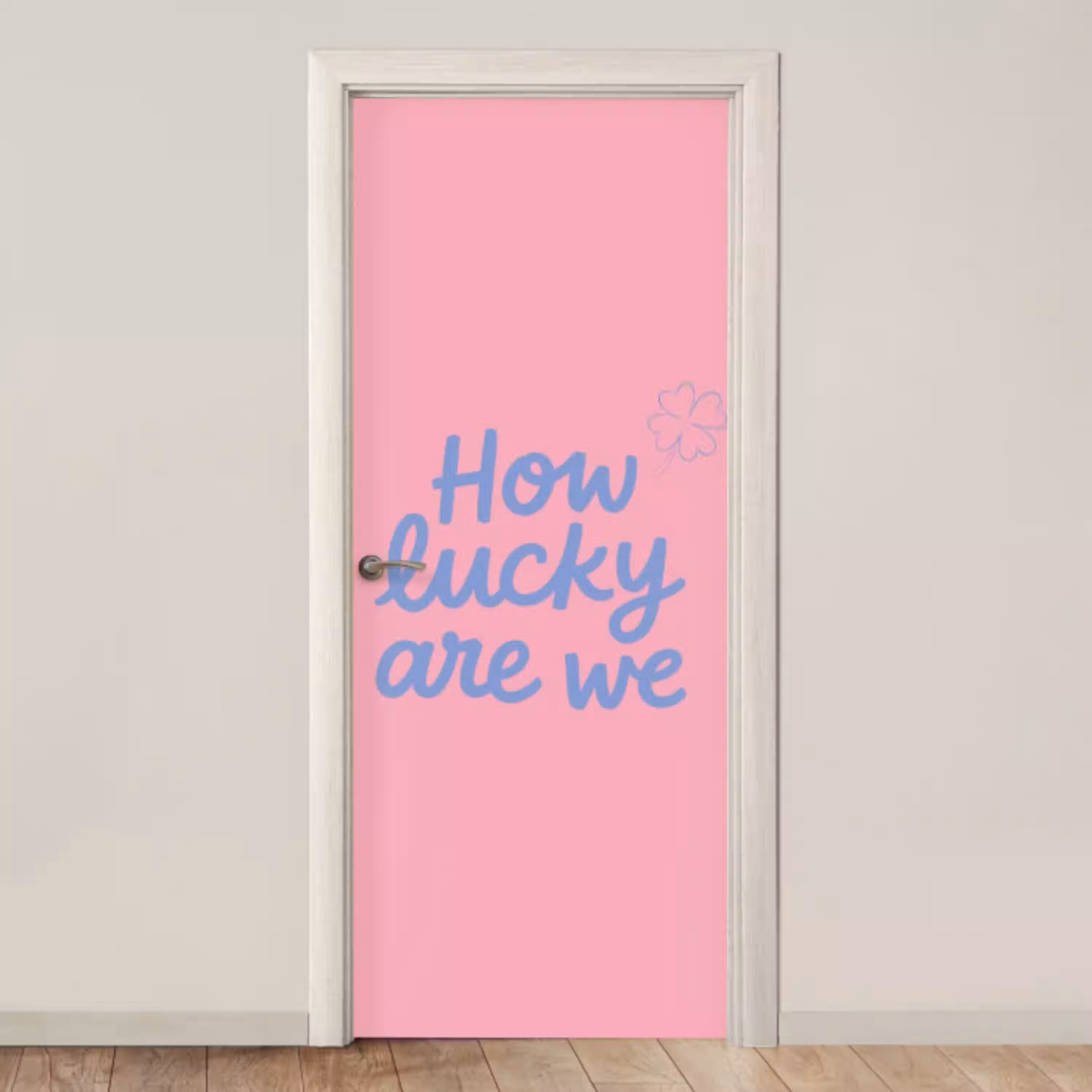 How lucky are we - Klavervier - Roze - Blauw deurposter klein -3d_beige