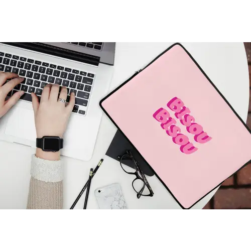 Bisou - Roze - Dikke letters laptophoes neopreen klein -bureau