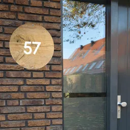 naambordje-hout-sfeerbeeld-2-1.png