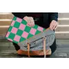 Schaakbord patroon - Groen - Roze - Blokjes laptophoes neopreen klein -tas