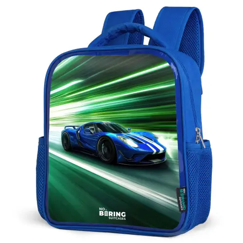 Blauwe raceauto met strepen in groene tunnel Kinderrugzak - Blauw middel -schuin