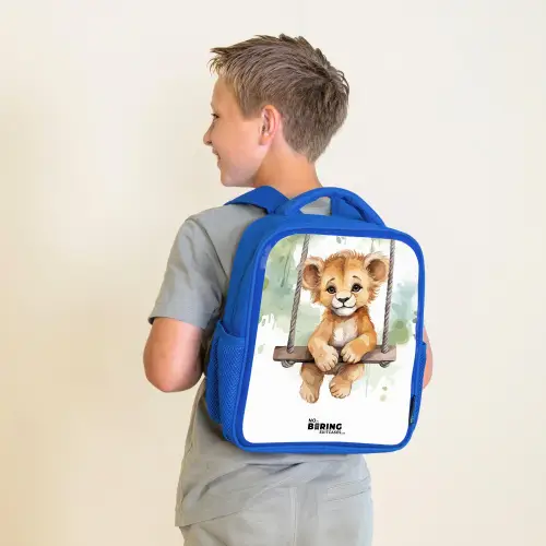 Leeuwenwelpje met schommel illustratie Kinderrugzak - Blauw middel -sfeer2