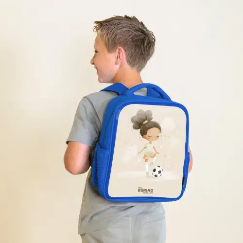 Meisje met een voetbal in beige kleuren Kinderrugzak - Blauw middel -sfeer2