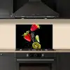 Fruit - Water - Zwart - Stilleven Aardbei - Kiwi keuken achterwand spatscherm klein -sfeer1
