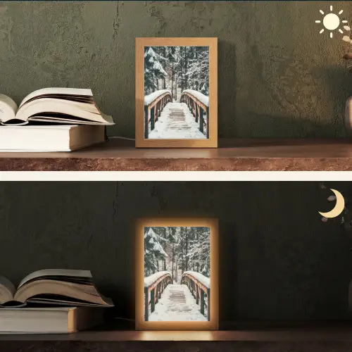 Brug - Winterlandschap - Bos - Natuur - Sneeuw Light Box met kabel (Tafellamp) klein -sfeer3