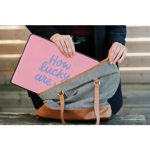 How lucky are we - Klavervier - Roze - Blauw laptophoes neopreen klein -tas