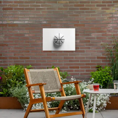 Basketbal - Wit - Schaduw - Lijnen Tuinposter op houten frame 2 cm dik klein -sfeer3