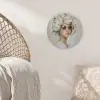 Schilderij - Vrouw - Zonnebril - Bloemenkrans Akoestische PET Vilt - Rond klein -sfeer4