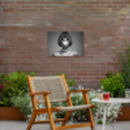 Vrouw - Zwart Wit - Ketting - Zonnebril Tuinposter op houten frame 2 cm dik klein -sfeer3